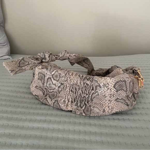 Chinese Laundry Women’s Faux Snake Skin Zipper Shoulder Purse - Picture 7 of 8